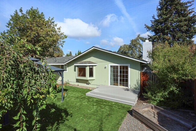 Building Photo - Application Pending - 3 Bedroom Home For R...