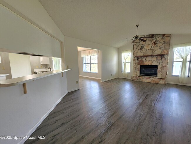 Foto del edificio - 1244 Lakeview Dr