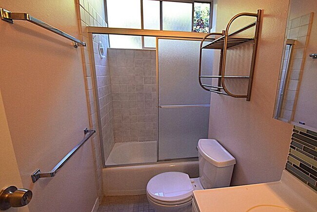 Building Photo - BEAUTIFUL TIBURON! QUIET 1BR/1BA Condo, En...