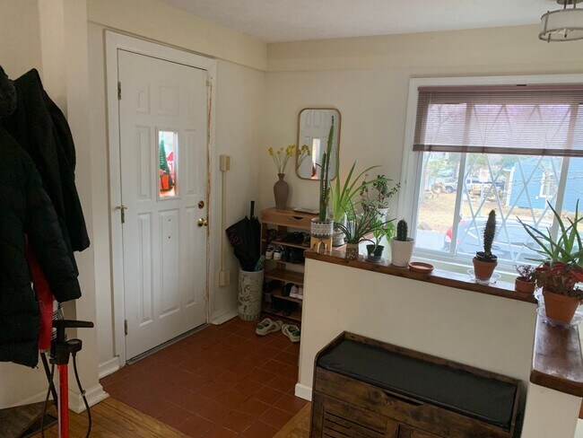 Building Photo - 3 bd/1.5 bath Charming Home just 4 blocks from IU Jacob's School of Music - Available August 2026!