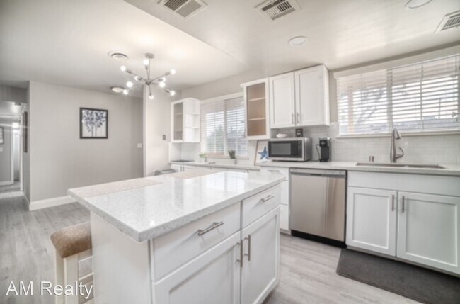 Building Photo - 4 br, 2 bath House - 2101 Las Flores St.