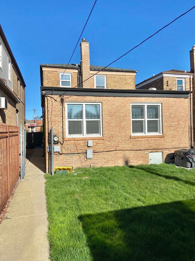 Building Photo - 7924 S Artesian Ave