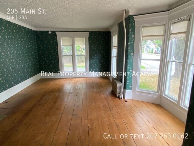 Building Photo - Large Historial Winterport Home with Chara...