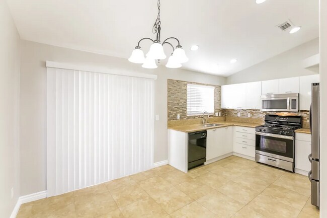 Foto del edificio - 6225 Bruma Ave