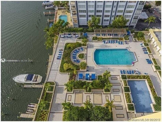 Building Photo - 5600 Collins Ave