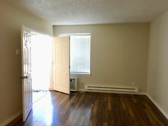 Building Photo - Beautiful Condo in Aurora