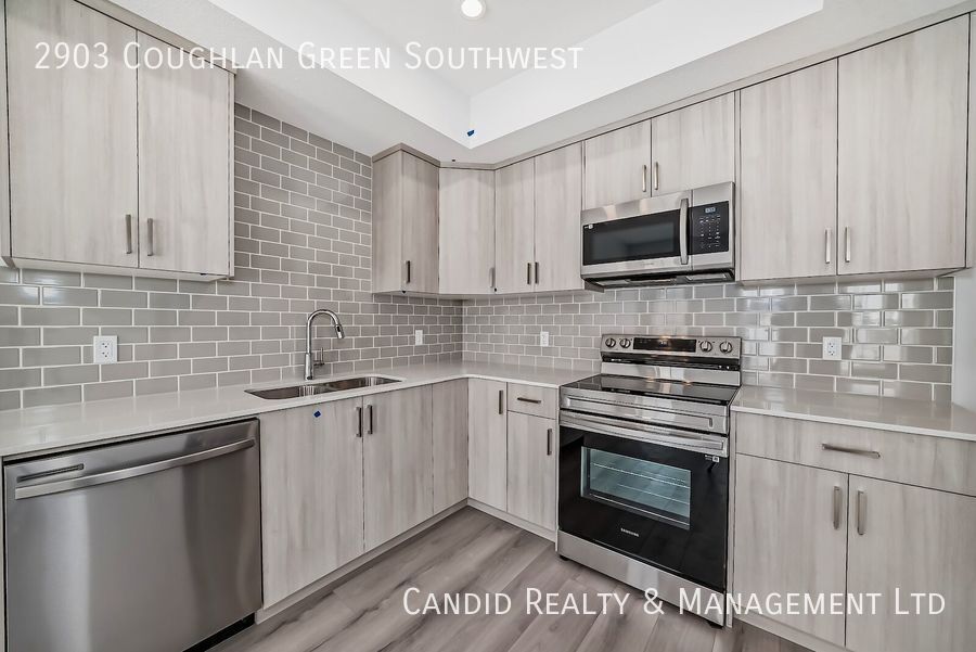 Photo du bâtiment - New home with double detached garage for rent. (Lower unit is rented separately)