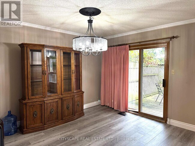 Photo du bâtiment - 575 Springbank Ave