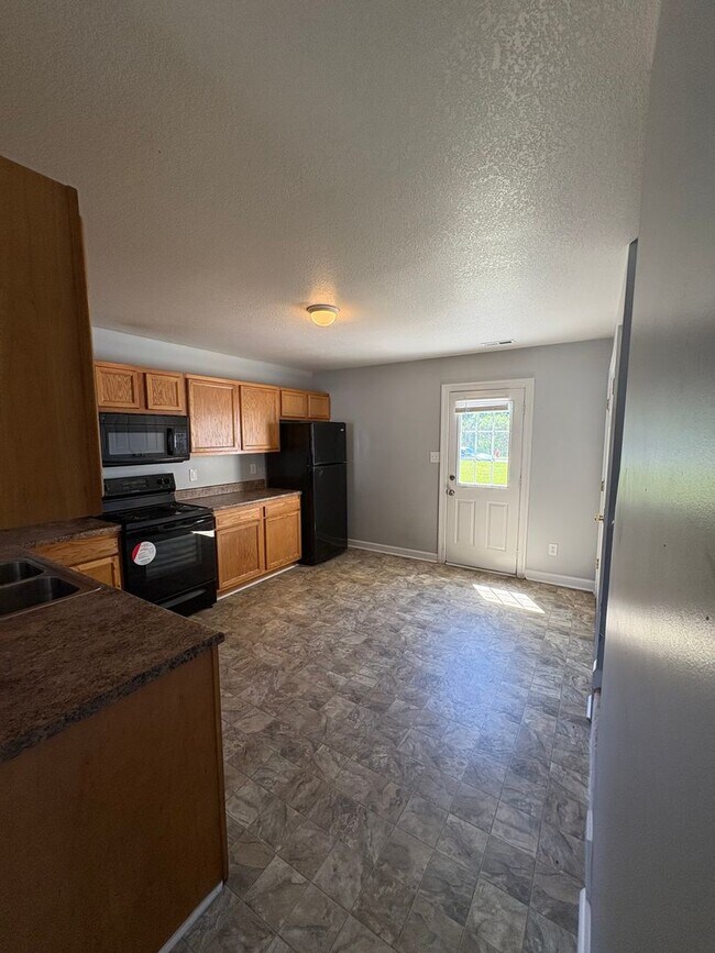 Foto del edificio - Charming two bedroom one and a half bath town home that is centrally located. Just a short drive ...