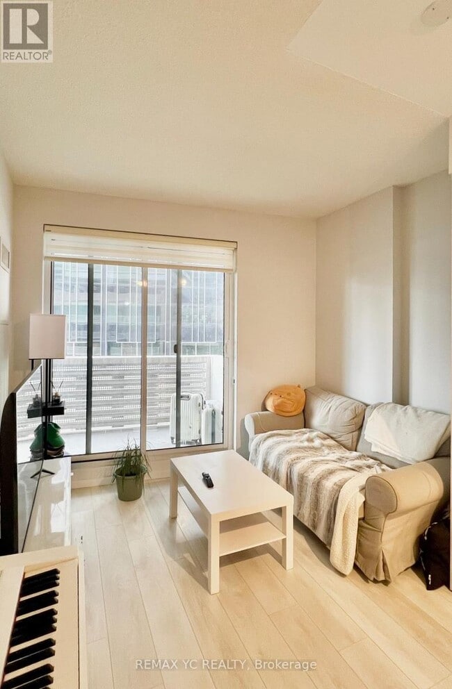 Building Photo - 2221 Yonge St