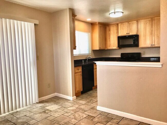 Building Photo - 3 bed 1.5 bath Townhouse in Richmond - AVA...
