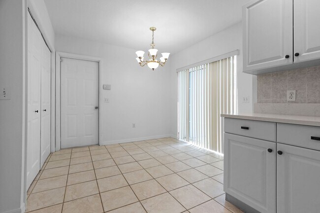 Foto del edificio - Bright & Airy 3-Bed Home Close to University Pkwy