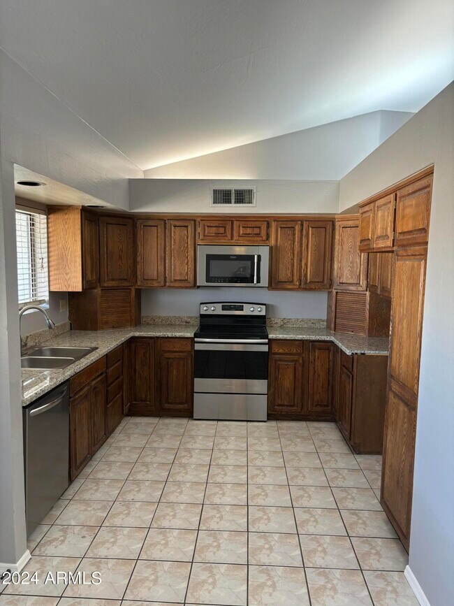 Building Photo - 3818 W Juniper Ave