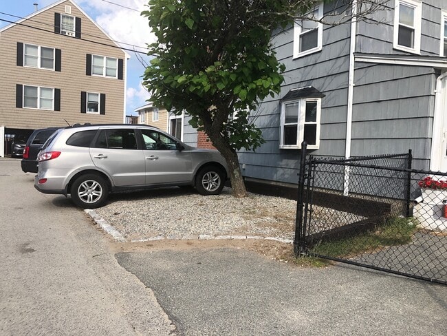 Estacionamiento lateral - 175 Foster Ave