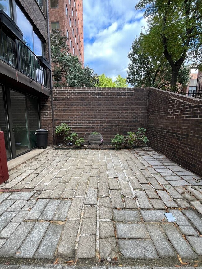 Foto del edificio - Spacious Three Bedroom Townhome in Society Hill!