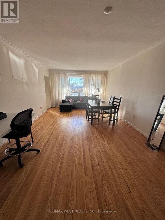 Building Photo - 19 Robinglade Dr