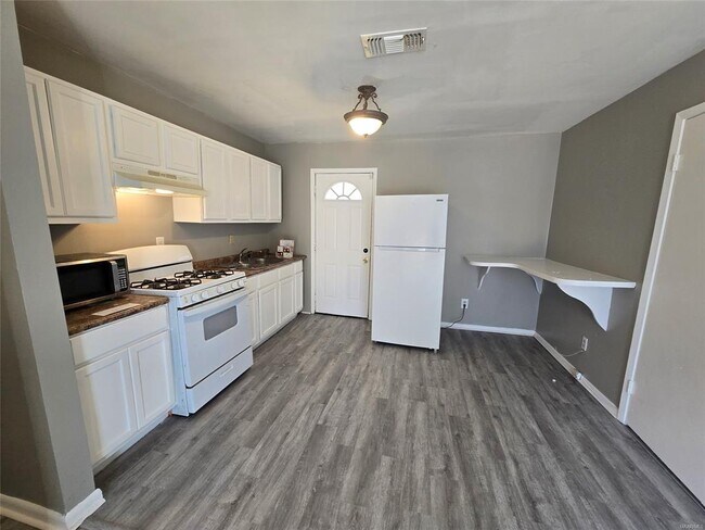 Foto del edificio - 4104 Lone Oak Dr