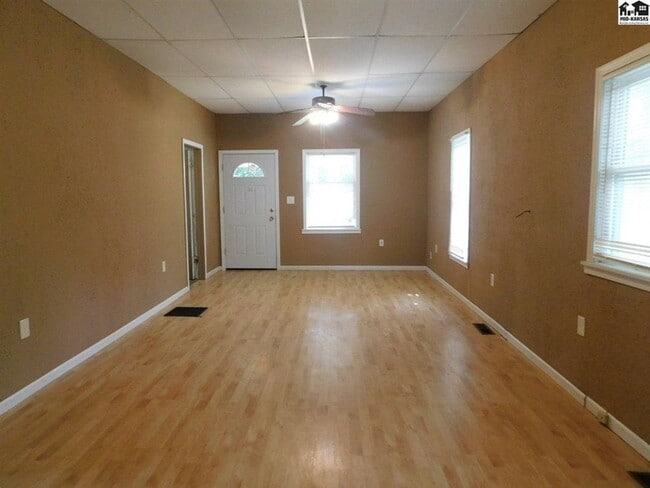 Building Photo - 2 bed, 1 bath with bonus room