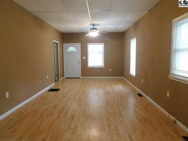 Foto del edificio - 2 bed, 1 bath with bonus room