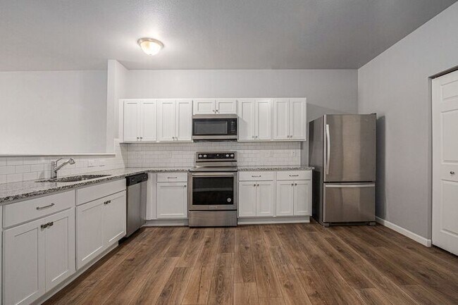 Building Photo - 15903 Cedar Dr