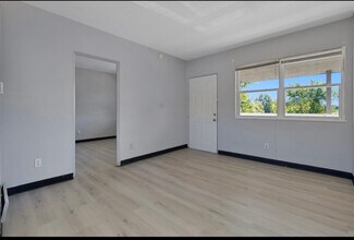 Building Photo - 474 1/2 E Norwich Ave