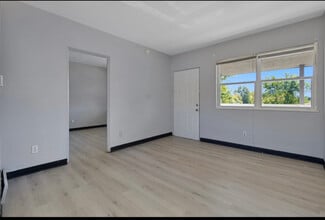 Building Photo - 474 1/2 E Norwich Ave