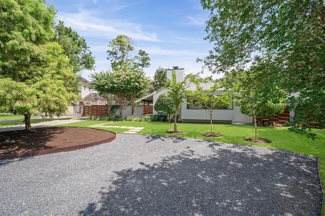 Foto del edificio - 10 Inwood Oaks Dr