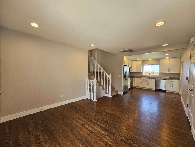 Foto del edificio - Spacious 4-Bedroom Aurora Home with Garage...