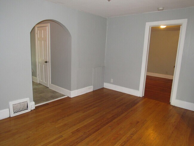 Building Photo - 512 W Doty St