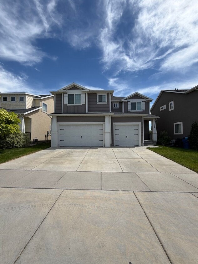 Building Photo - Great 4-Bedroom Home in Vineyard!