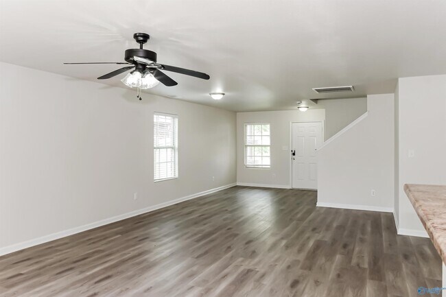 Foto del edificio - 120 Darrow Creek Dr