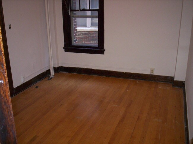 Building Photo - 913 E Kilbourn Ave