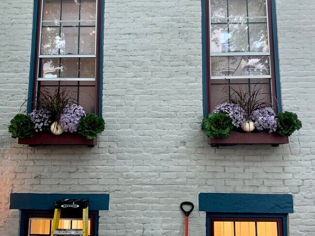 ¡Unidad bien mantenida en la hermosa Hudson Ave! - 327 Hudson Ave