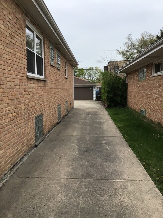 Building Photo - 6246 W Lawrence Ave