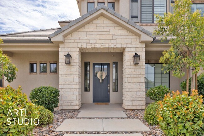 Foto del edificio - Gorgeous 5 bed 4 bath with AWESOME BACK YA...