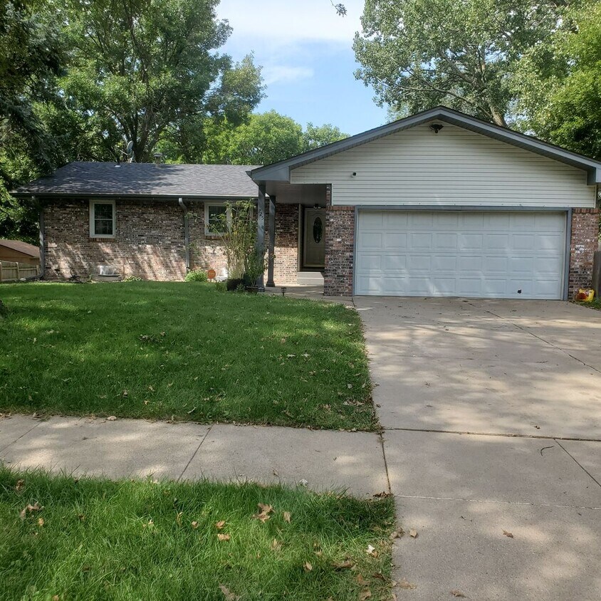 Primary Photo - *Half off Security Deposit! Spacious 3 bed...