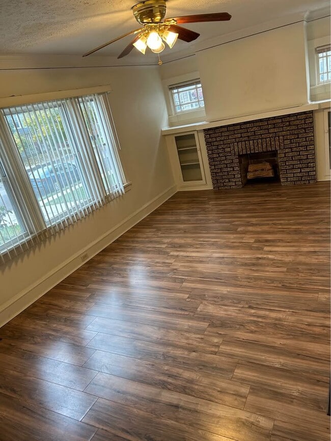 Building Photo - 1463 Riverside Dr