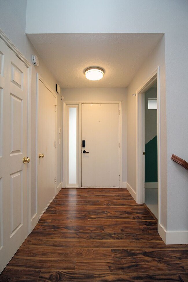 Building Photo - Two-Level Renovated 2 Bed Lake Oswego Condo in Desirable Mountain Park Neighborhood