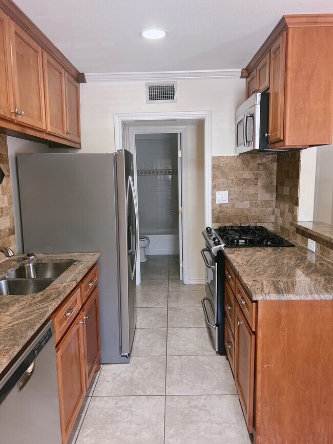 Building Photo - 407 E 45th St