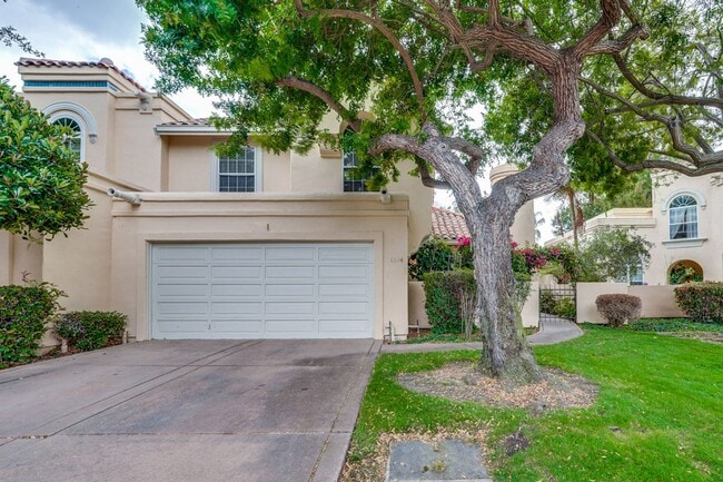 Building Photo - Lovely and spacious 3BR 2.5BA townhouse in...