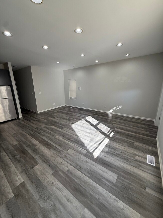 Foto del edificio - 516 N May St