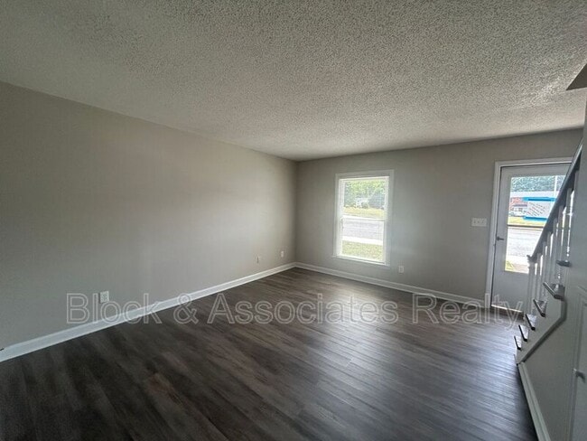 Building Photo - 504 S Cherry St