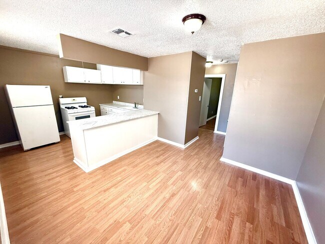 Building Photo - AVAILABLE NOW! 2 Bedroom / 1 Bath Duplex Near Brooks City Base!