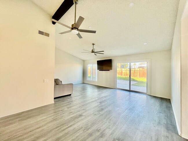 Foto del edificio - AVAILABLE NOW! JUST REMODELED! 4 Bedroom 2 Bathroom Home Downtown Palm Springs!