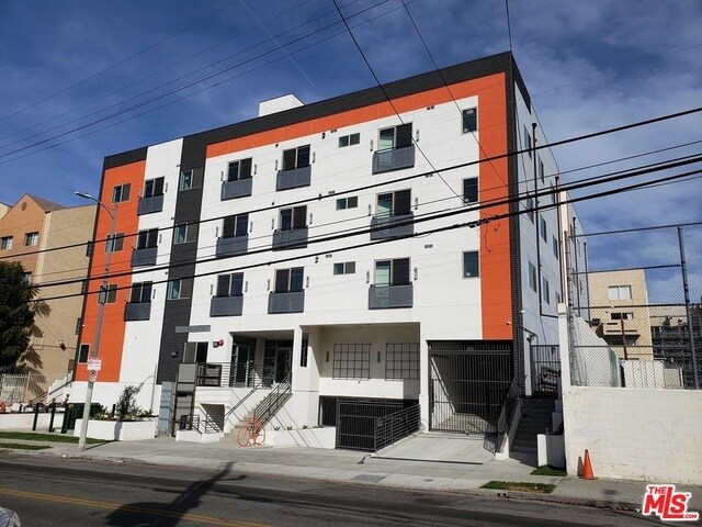 Foto del edificio - 2701 James M Wood Blvd
