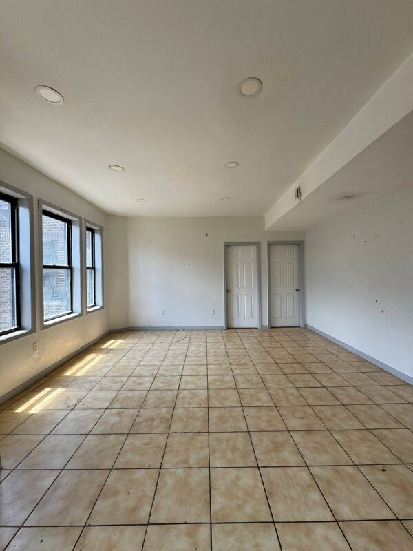 Foto del edificio - 47 Milford Ave