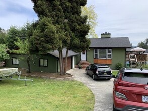 Building Photo - 110 Saker Pl