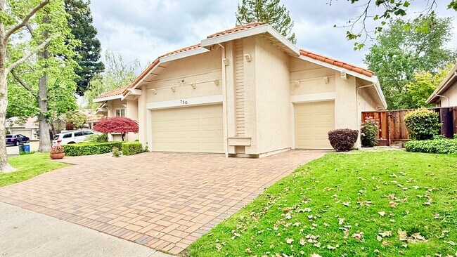 Foto del edificio - 750 Liquidamber Pl