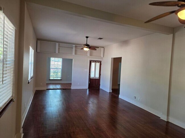 Foto del edificio - FOR LEASE!!