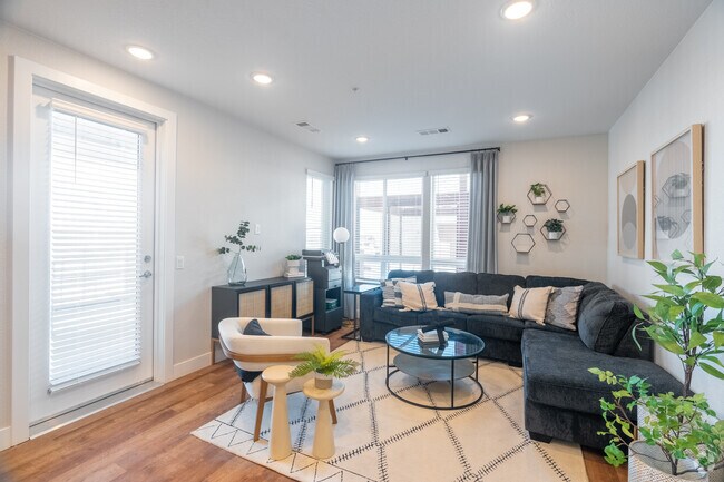 2HAB, 1BA - 925 ft² - Sequel Apartment Homes